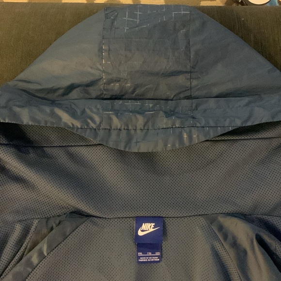 Gently used Nike windbreaker with hood - Size 2XL - Picture 5 of 12